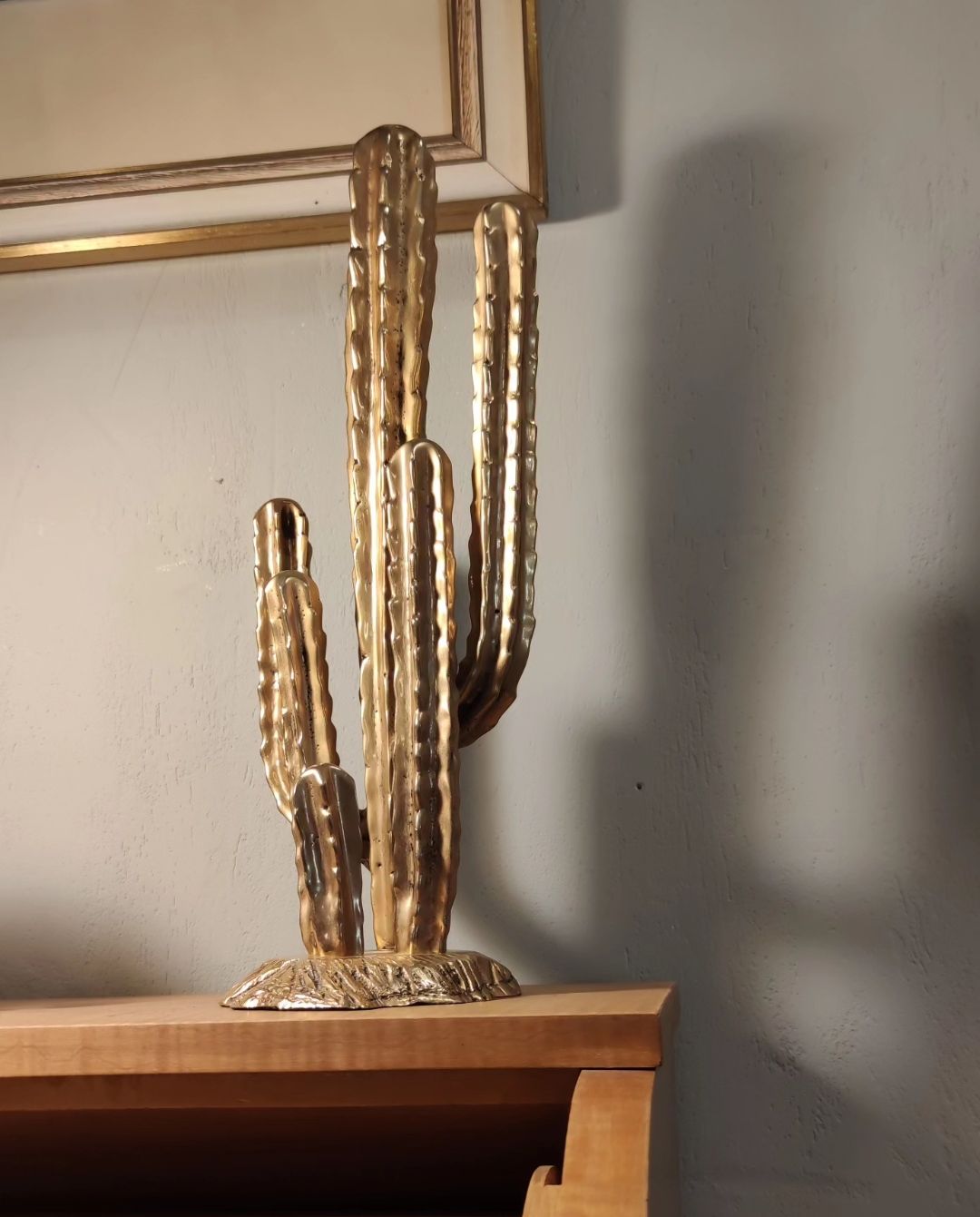 Cactus décoratif en bronze doré, sculpture vintage, objet design chic